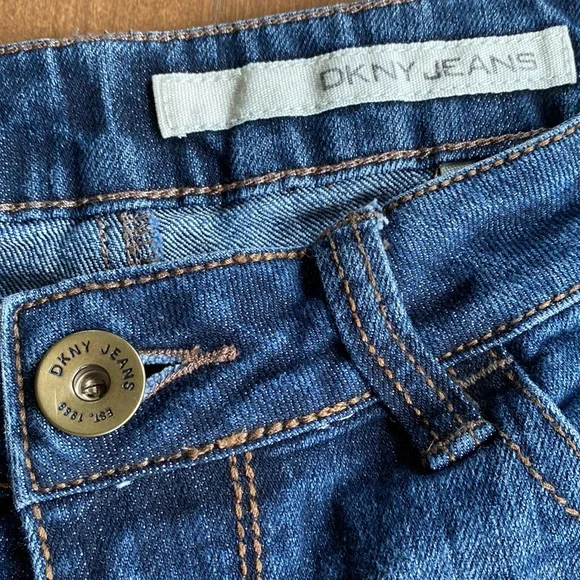 Women’s DKNY Wide Leg Cropped Jeans. Size 8. Like New. - Picture 4 of 10